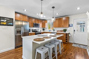 Fridge, microwave, oven, stovetop - The Tobacco Road House and Private Guest House (Raleigh)