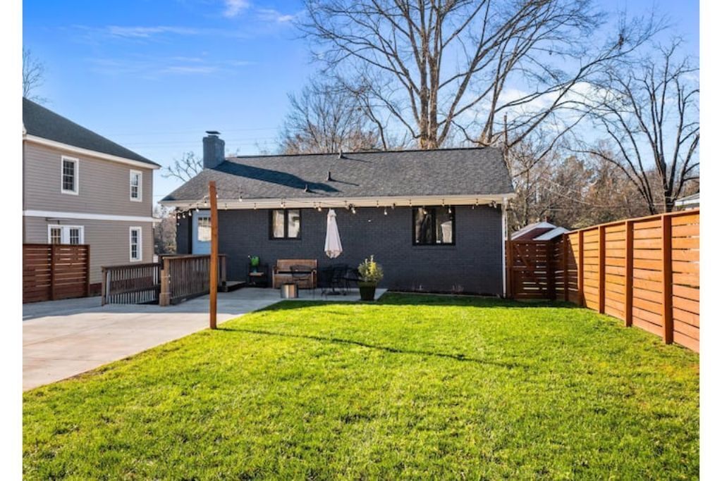 The Tobacco Road House and Private Guest House
