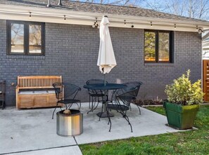 Outdoor dining - The Tobacco Road House and Private Guest House (Raleigh)