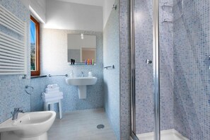 Deluxe Room | Bathroom | Shower, rainfall showerhead, hair dryer, bidet