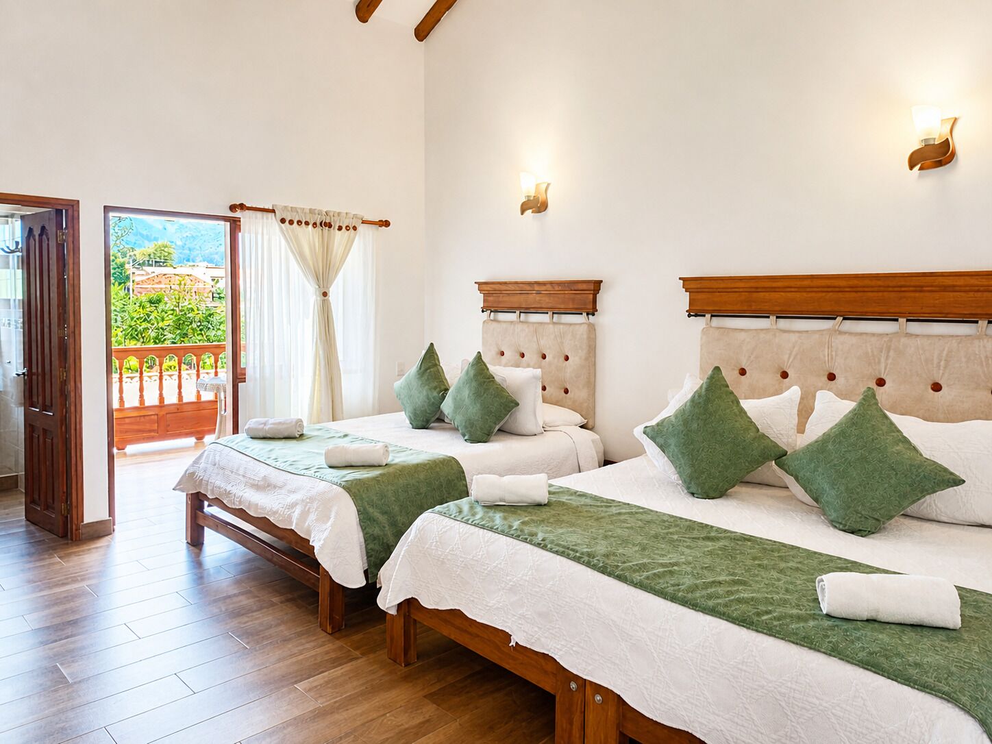 Deluxe vierpersoonskamer | Luxe beddengoed, donzen dekbedden, gratis wifi, beddengoed