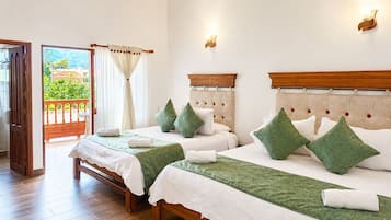 Quarto quádruplo luxo | Roupas de cama premium, edredons de pluma, Wi-Fi de cortesia
