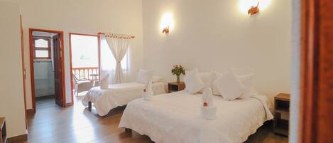 Deluxe driepersoonskamer | Luxe beddengoed, donsdekens, gratis wifi, beddengoed