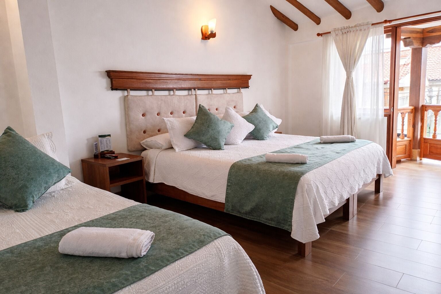 Habitación triple estándar | Ropa de cama de alta calidad, edredones de plumas, wifi gratis