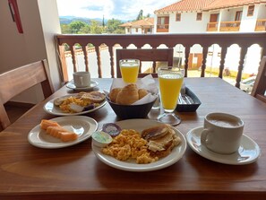 Desayuno completo incluido todos los días 