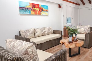 32-inch Smart TV with cable channels, TV