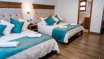 Habitación cuádruple estándar, 1 habitación | Ropa de cama de alta calidad, edredones de plumas, wifi gratis