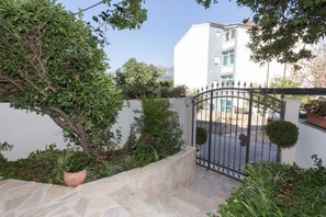 Property grounds - Apartment near the sea (Stobrec)