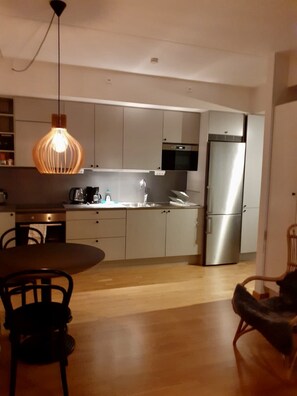 Apartamento, 1 cama Queen | Cozinha privada | Geladeira, micro-ondas, fogão, cooktop