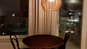 Apartment, 1 Queen Bed | Dining