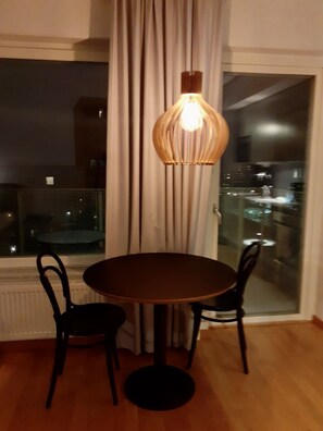 Apartamento, 1 cama Queen | Opções para refeição
