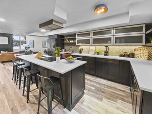 Réfrigérateur, four à micro-ondes, un four, surface de cuisson