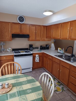 Cafetera y tetera, refrigerador, microondas y horno 