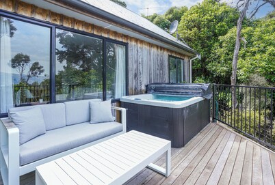 Bushside Cottage - Akaroa Holiday Home