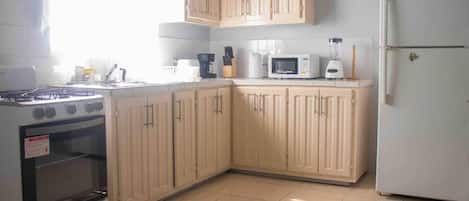Departamento | Cocina privada | Refrigerador, microondas, horno y tetera eléctrica