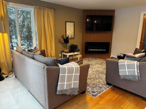 Een smart-tv, een open haard en een dvd-speler