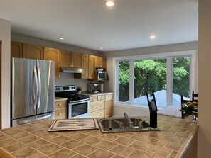 Een koelkast, een magnetron, een oven, een kookplaat