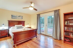 4 bedrooms, desk, iron/ironing board, WiFi