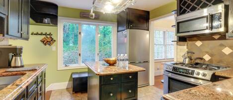 Fridge, microwave, stovetop, dishwasher
