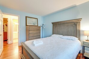 4 bedrooms, desk, iron/ironing board, WiFi