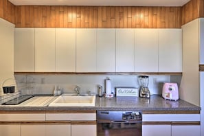 Réfrigérateur, micro-ondes, plaque de cuisson, lave-vaisselle