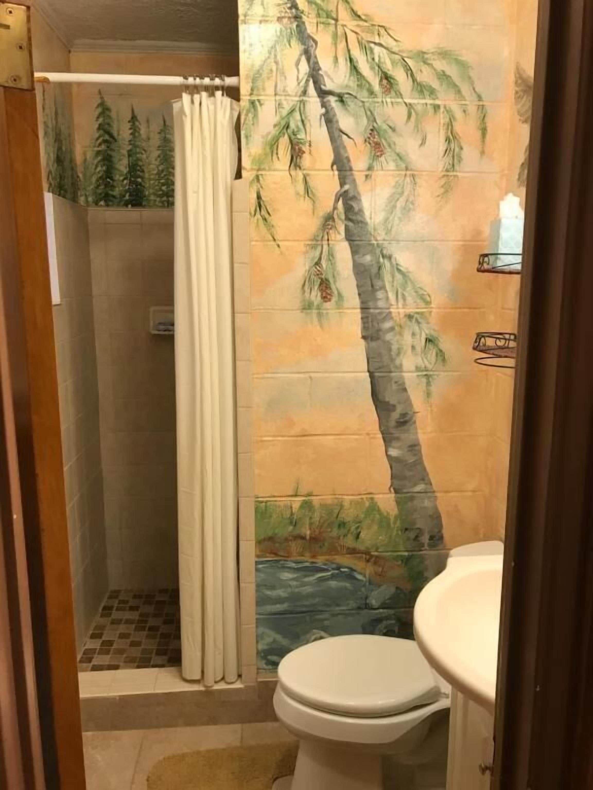 Un baño con ducha, inodoro y lavabo.