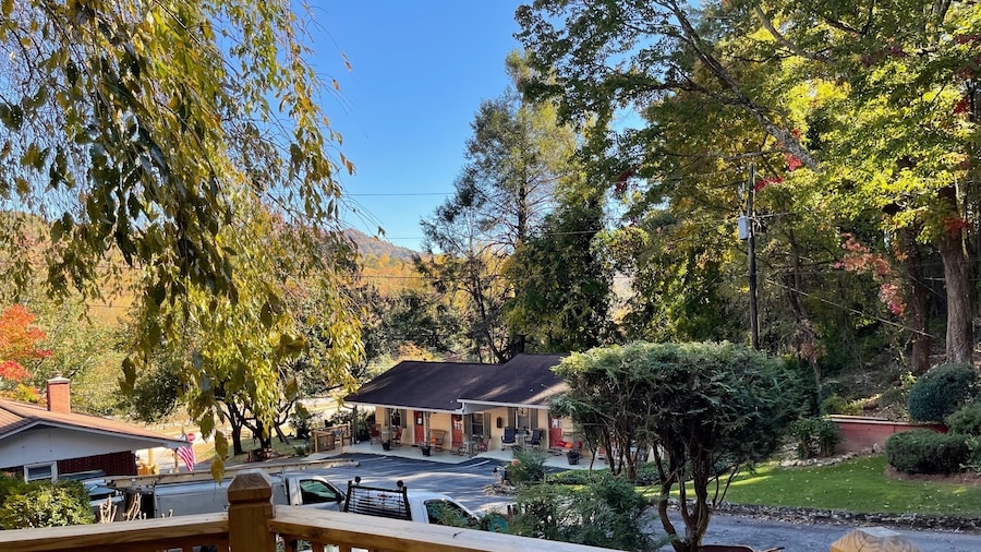Mountain Aire Cottages, Inn, & Glamping