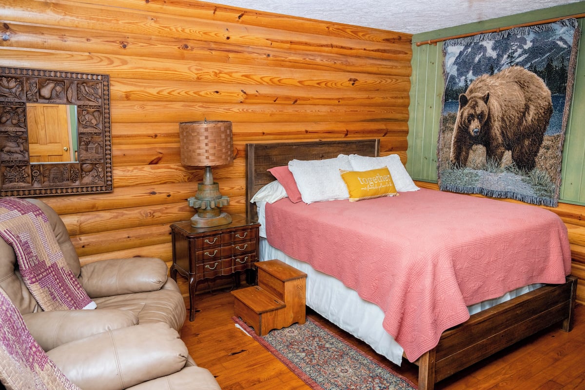 The Mountain Lodge Room - Rm #3 | 1 bedroom, iron/ironing board, free WiFi, bed sheets