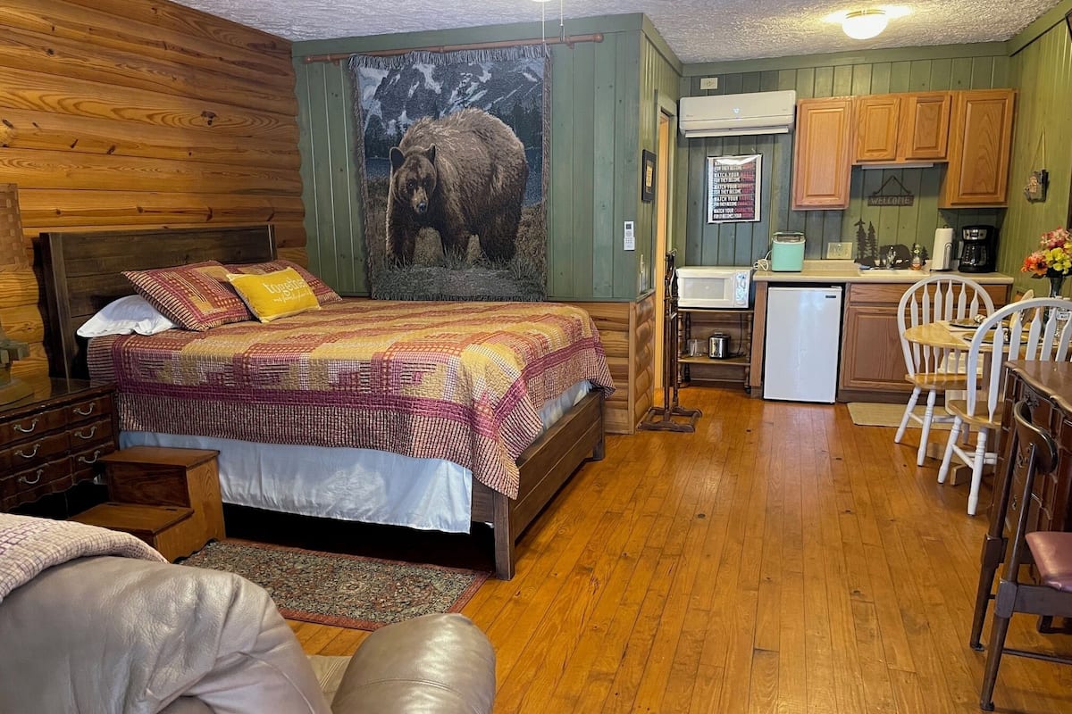 The Mountain Lodge Room - Rm #3 | Egyptian cotton sheets, premium bedding, iron/ironing board, WiFi (free)