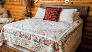 Un dormitorio acogedor con cabecera de madera, colcha floral y almohada roja.
