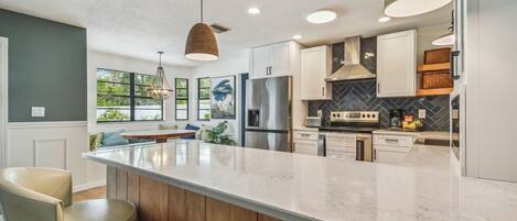 Een koelkast, een magnetron, een oven, een kookplaat