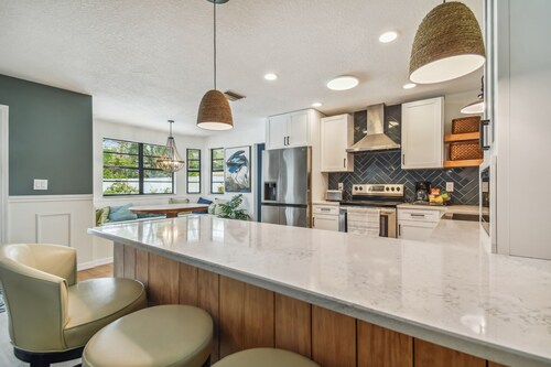 Heated/private pool- fenced yard-kid/pet friendly!