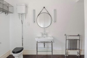 Shower, hair dryer, towels - A Starry Starry Night - Borough - by Frankie Says (Greater London)