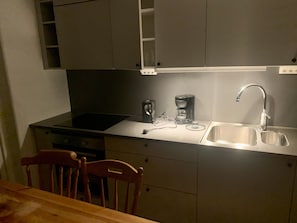 Apartamento, 2 camas de solteiro | Cozinha privada | Geladeira, micro-ondas, fogão, cooktop