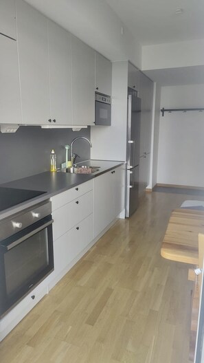 Apartamento, 2 camas de solteiro | Cozinha privada | Geladeira, micro-ondas, fogão, cooktop