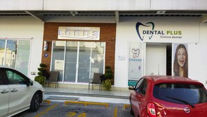 Um edifício com uma placa indicando 'Lords' e 'Dental Plus' na fachada.