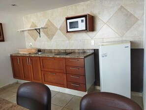 Superior-loftsværelse | Privat køkken | Køleskab, ovn, kaffe-/temaskine, køkkentøj/tallerkener/redskaber