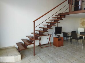 Loftsrom – deluxe | Oppholdsområde | Flatskjerm-TV