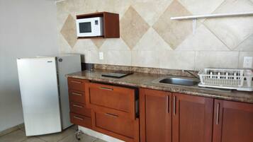 Loft Deluxe | Cocina privada | Refrigerador, horno, cafetera y tetera y utensilios de cocina