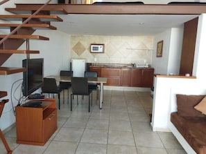 Deluxe Loft | Private kitchen | Fridge, oven, coffee/tea maker, cookware/dishes/utensils - Mission Suites Juriquilla (Querétaro)