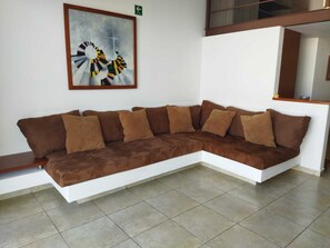 Superior-loftsværelse | Opholdsområde | Fladskærms-tv