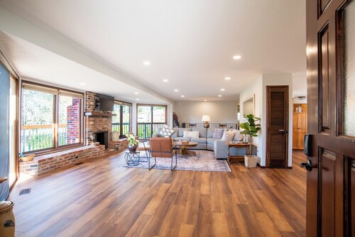 Newly Renovated! Peaceful Country Farmhouse with Hot Tub and Pool