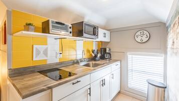 Refrigerador, microondas, parrilla de estufa y cafetera y tetera