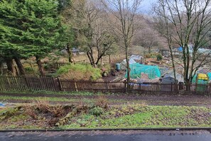 Property grounds - 4 Bedroom House in Central Rochdale cul-de-sac Free Parking & Fast Wi-Fi (Rochdale)