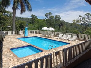 Outdoor pool - A home for families, offering security and comfort amidst nature. (Mairiporã)
