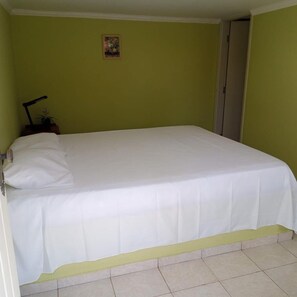 2 bedrooms, free WiFi, bed sheets, wheelchair access - A home for families, offering security and comfort amidst nature. (Mairiporã)