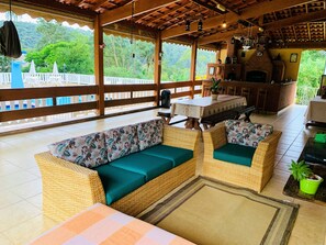 Outdoor dining - A home for families, offering security and comfort amidst nature. (Mairiporã)