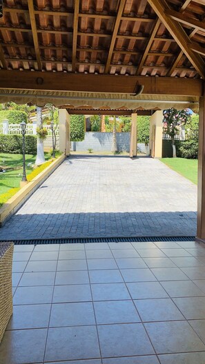 Property grounds - A home for families, offering security and comfort amidst nature. (Mairiporã)
