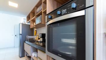 Refrigerador, microondas, placa de cocina, utensilios de cocina