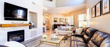 Een smart-tv, een open haard, een dvd-speler en boeken